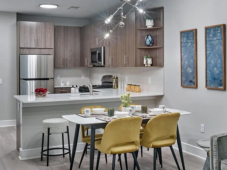 307 W Elizabeth Ave — Photo 1