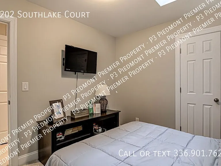 1202 Southlake Ct — Photo 8
