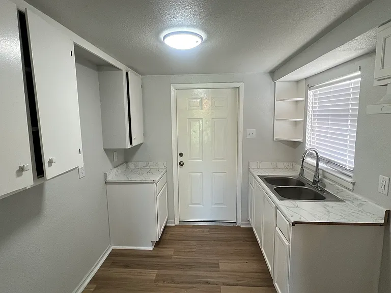 1330 N General McMullen Dr — Photo 3