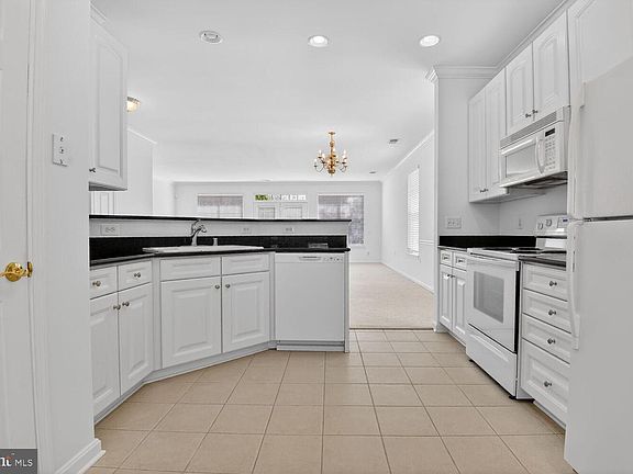 4th image of 17602 Four Seasons Dr
