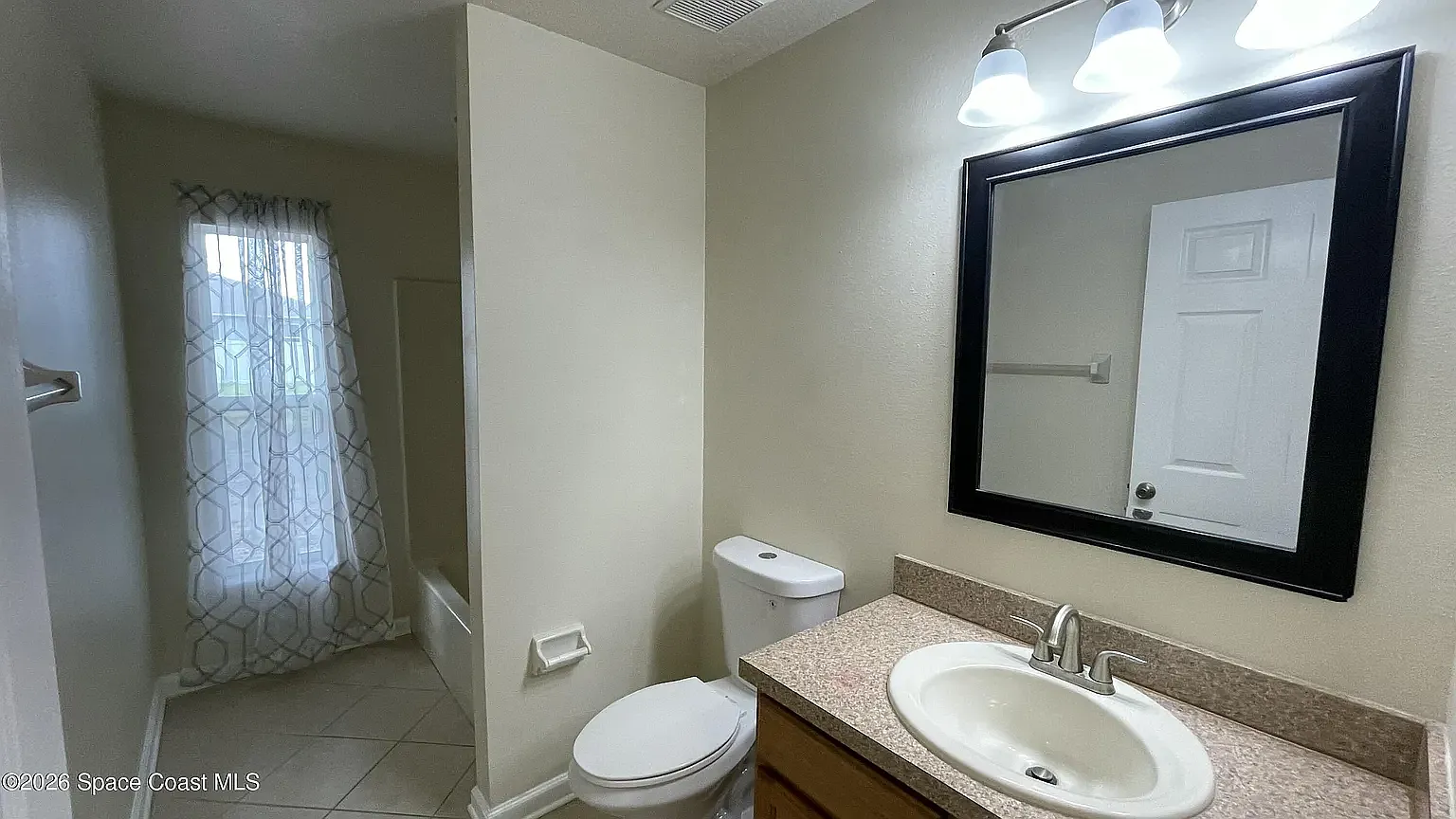 2 bed, 1000 sqft, $1,900 — Photo 2