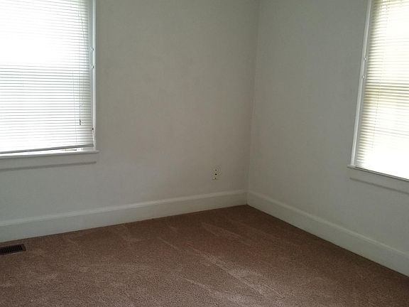 4th image of 2305 Greenwood Dr