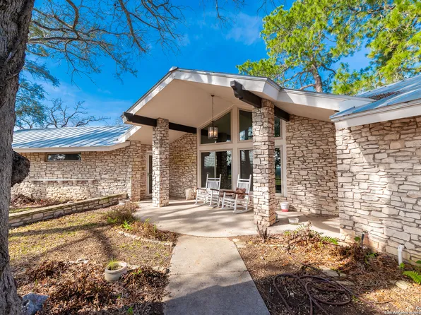 1662 N State Highway 80, Nixon, TX 78140