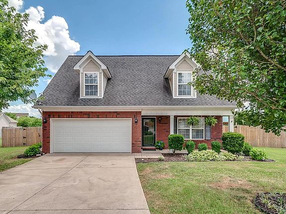 Beautiful Cape Cod on quiet Cul-De-Sac