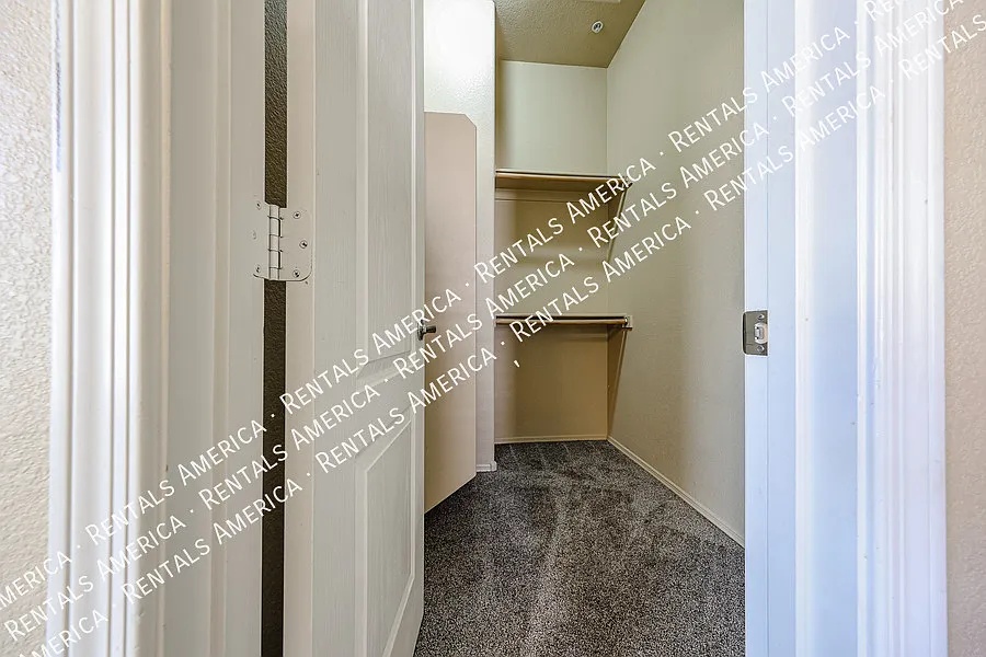 What a great 4 bedroom 2 1/2 bath! — Photo 4