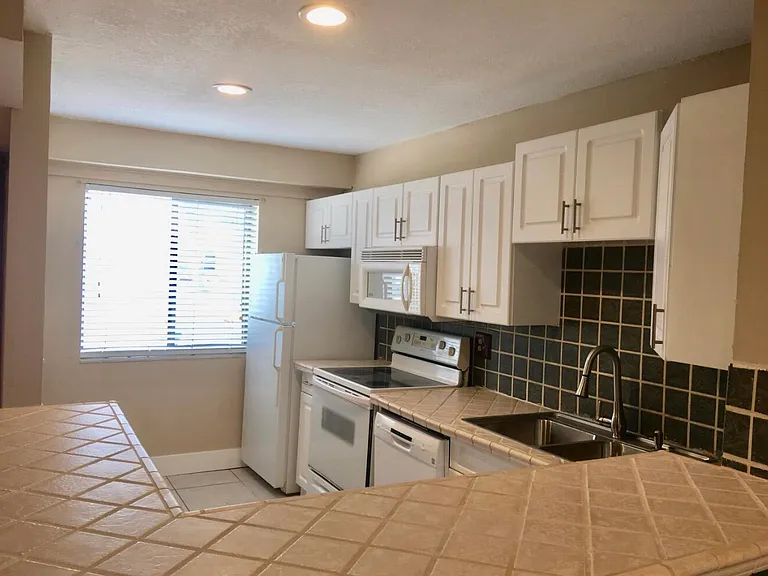 139 Sparrow Dr #1A — Photo 5
