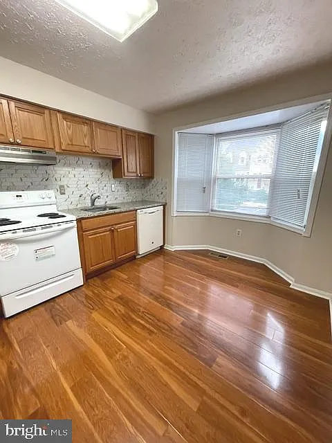 3 bed, 3.5 bath, 1360 sqft, $2,850 — Photo 4