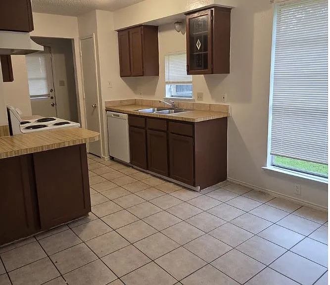 5809 Guildwood Dr — Photo 4