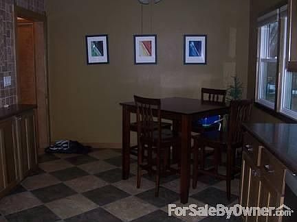 Eat in dining area of kitchen