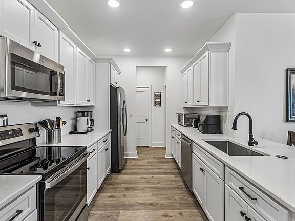 5th image of 2612 Camrose Way