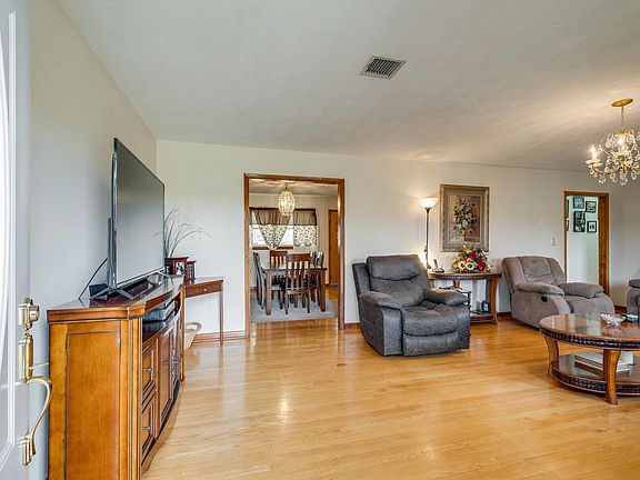 5th image of 304 Russell Dr