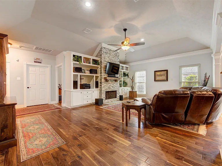 1811 Emerald Green Dr — Photo 19