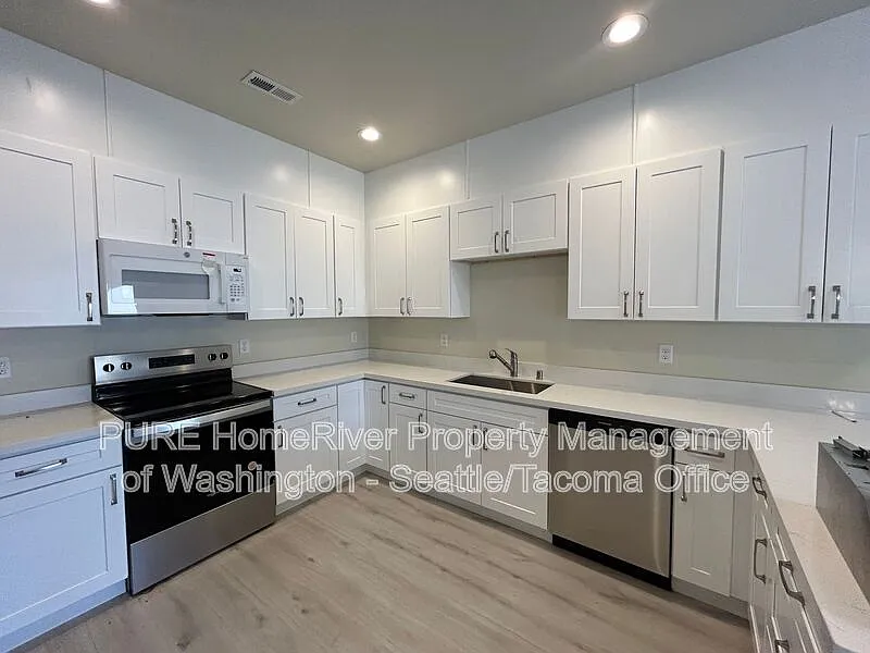 3 bed, 2.5 bath, 2021 sqft, $2,650 — Photo 4
