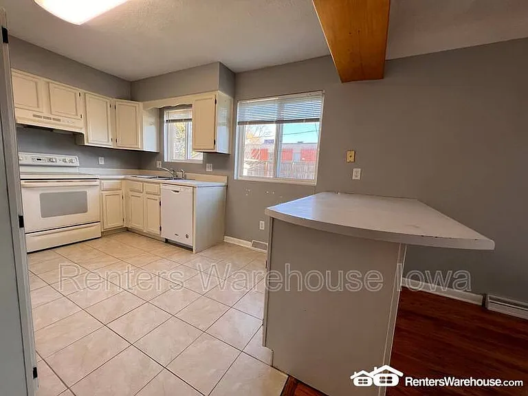 802 SW 3rd St — Photo 5