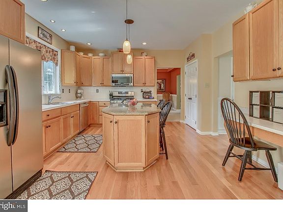 4th image of 27 Woodside Farm Dr