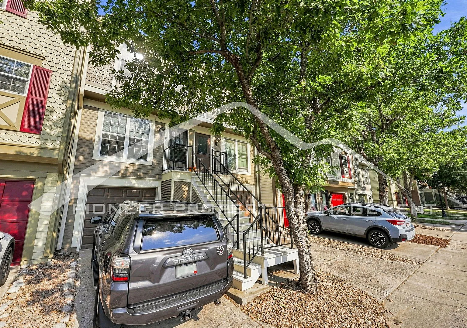 Spacious Townhouse with Central AC and Washer/Dryer — Photo 2