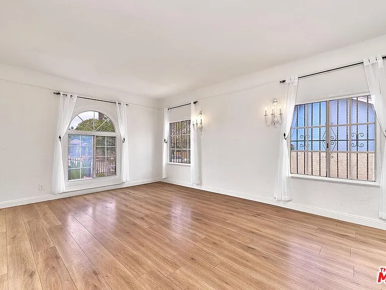 1120 S Plymouth Blvd — Photo 15