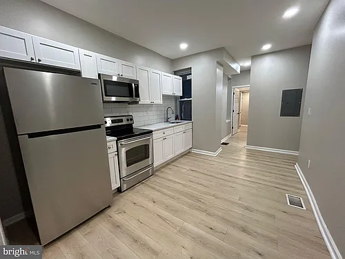 245 W Ontario St Photo 1