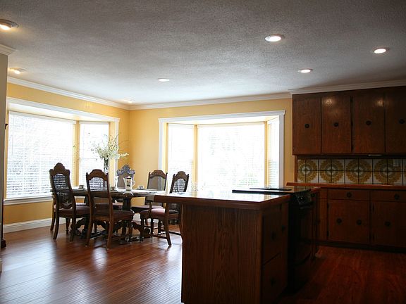 dual bay windows in dining/kitche area
