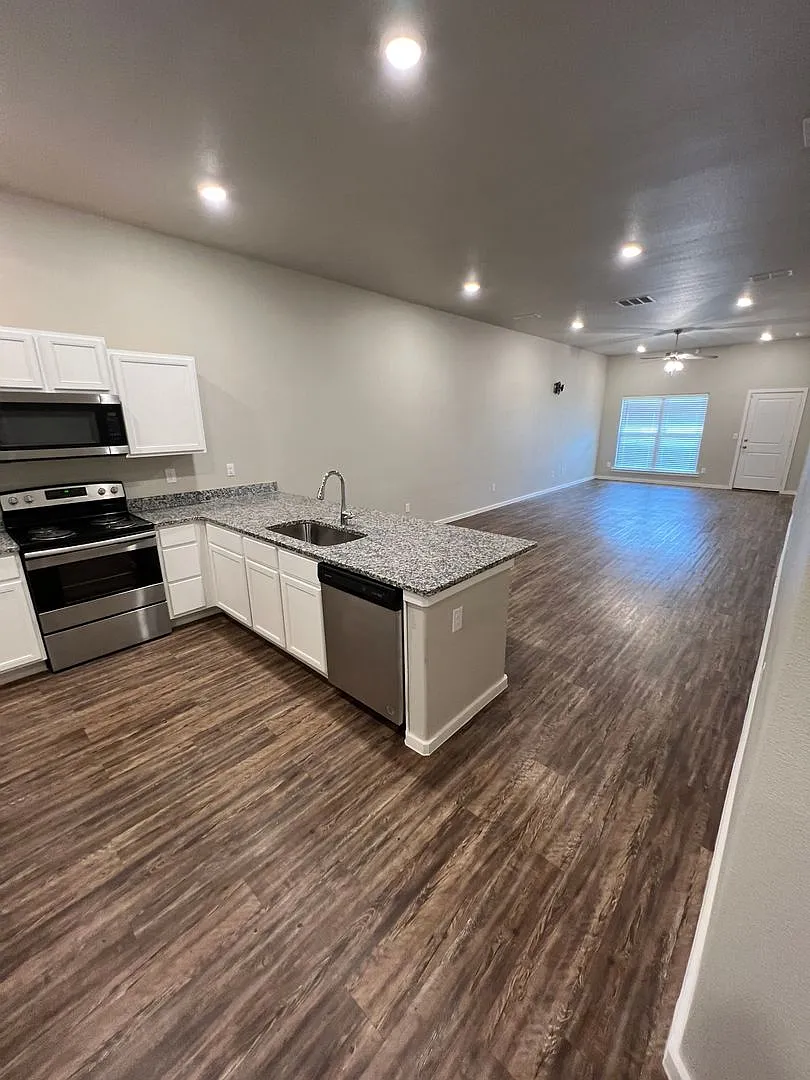3 bedroom 2 bath 1 car garage Duplex on west 19th! — Photo 3