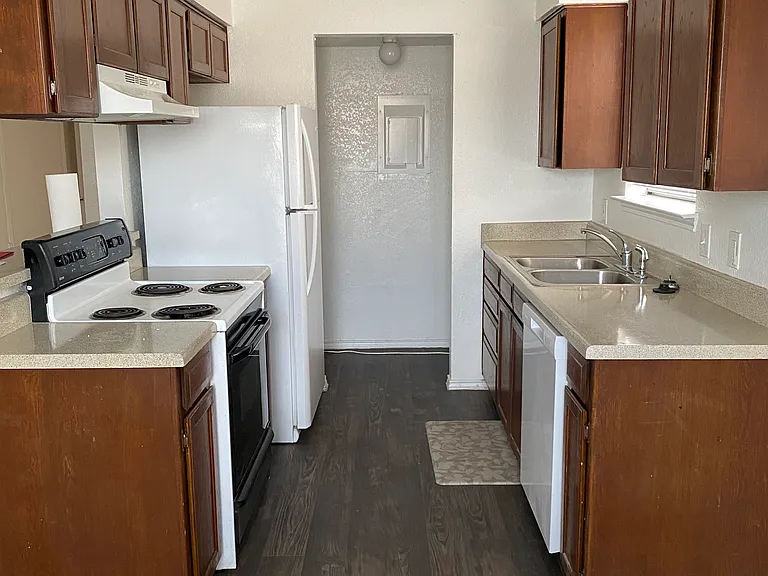 718 Lariat Ln #D — Photo 1