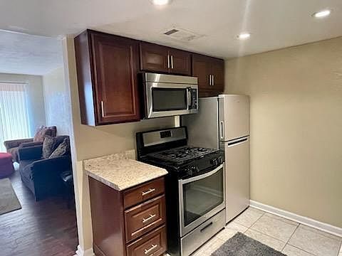 5th image of 2427 W Acacia Ave