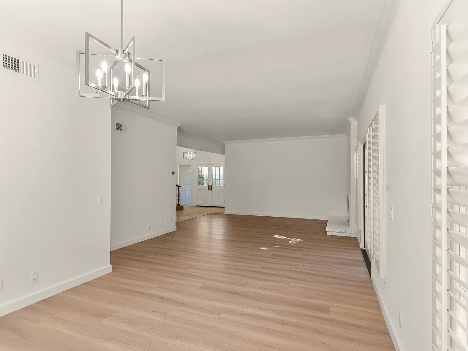 3 bed, 2.5 bath, 2243 sqft, $5,800 — Photo 4
