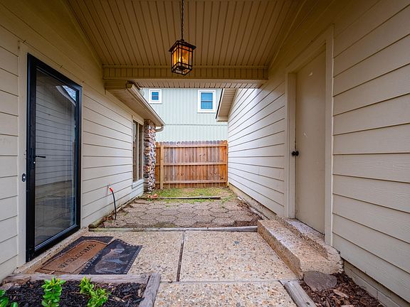 3rd image of 1511 Pickering Dr