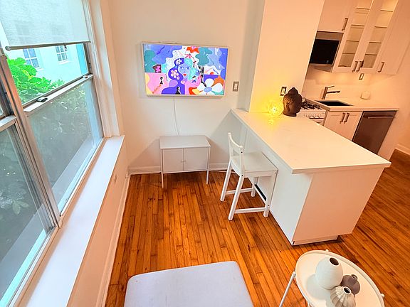 5th image of 1555 Pennsylvania Ave APT 204