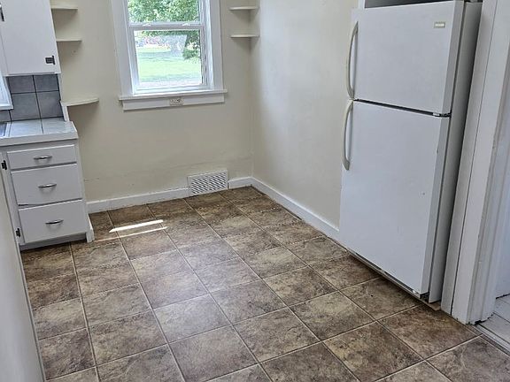 4th image of 322 N Harth Ave
