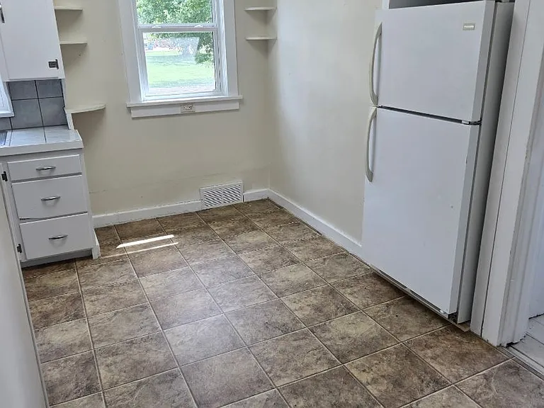 322 N Harth Ave — Photo 4