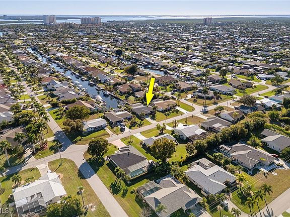 3rd image of 928 SW 52nd St