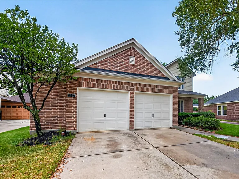 1807 Katlyn Ln — Photo 2