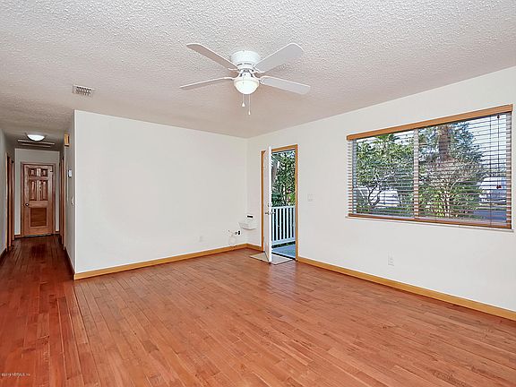 3rd image of 715 Holly Dr