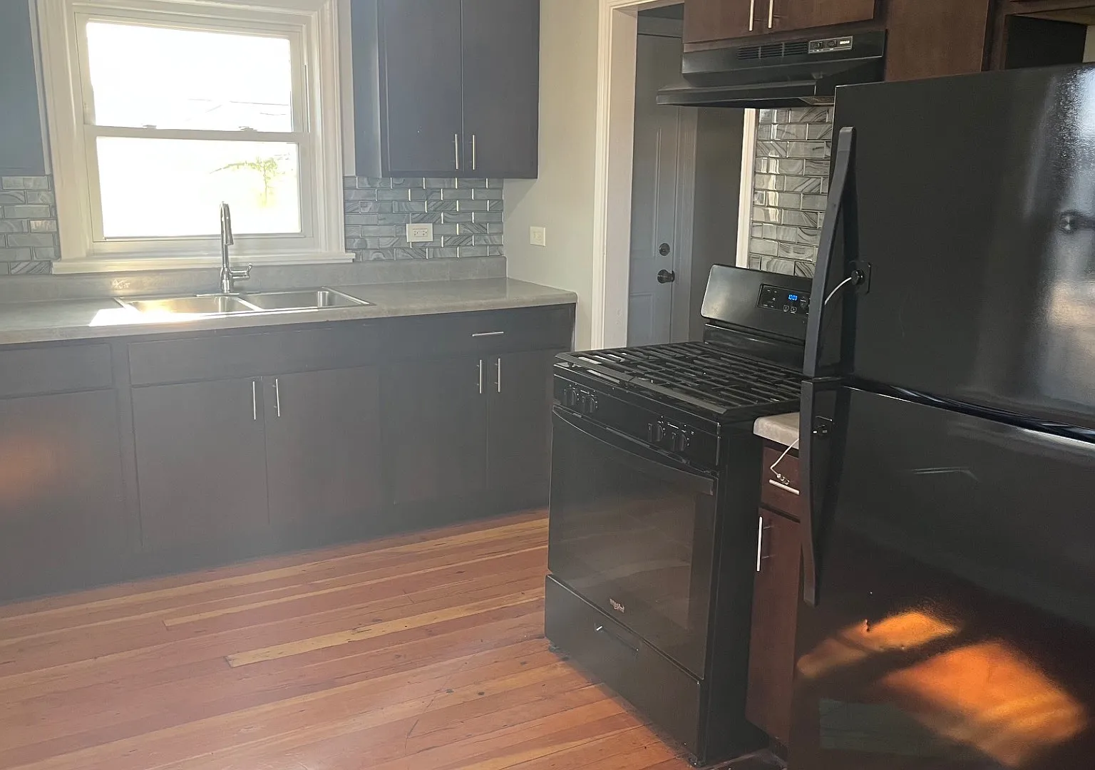 4 bed, 1000 sqft, $3,025 — Photo 4