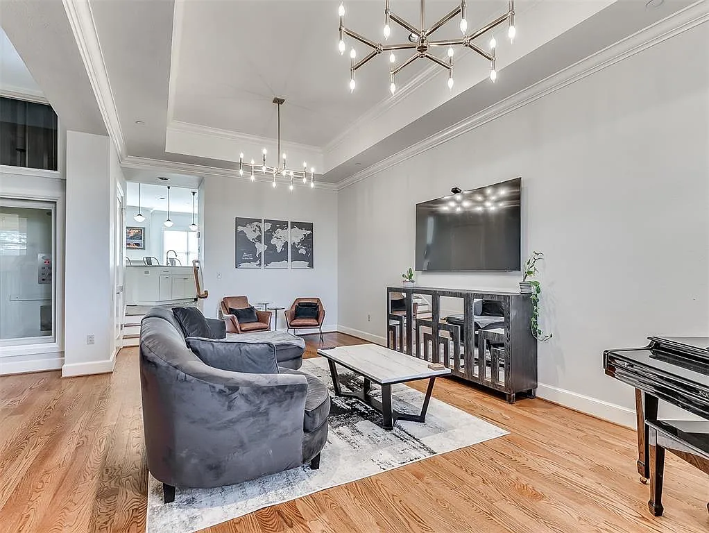 4 bed, 3.5 bath, 3686 sqft, $5,995 — Photo 4