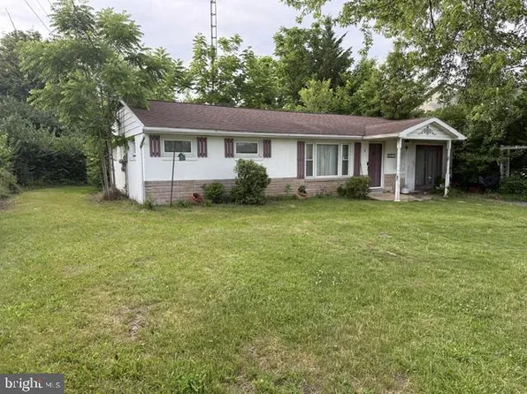 1811 Holly Ln, Chambersburg, PA 17202