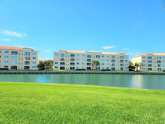 5th image of 8 Harbour Isle Drive E #103