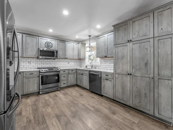905 N Meadowhill Rd, Paris, KY 40361