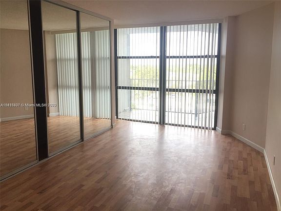 5th image of 1000 Parkview Dr APT 511