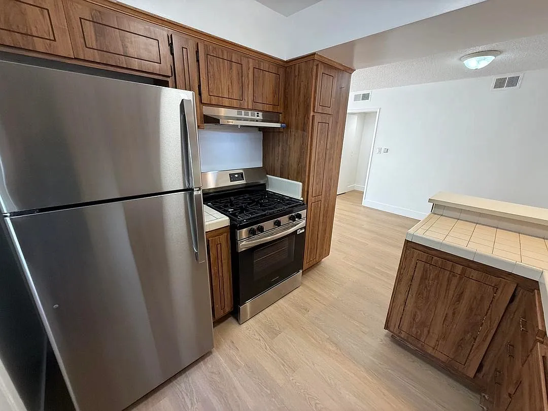 3636 Clarington Ave — Photo 4