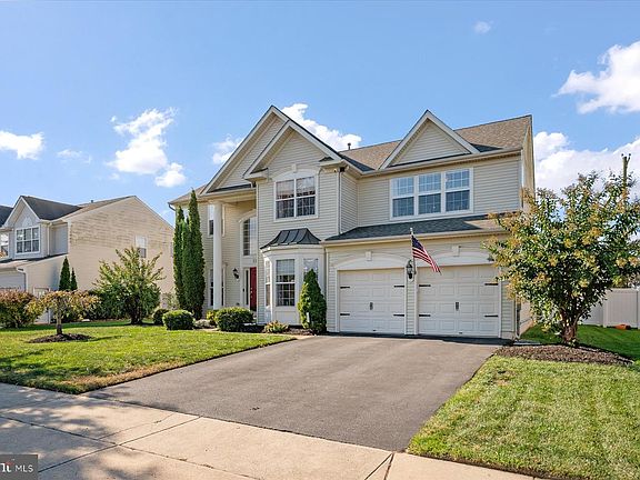 3rd image of 233 Fieldcroft Way