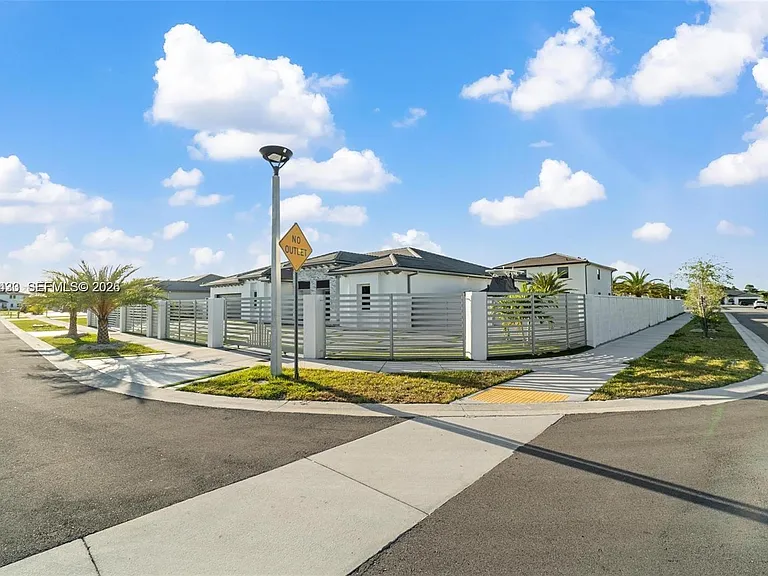 13305 SW 190th Ter — Photo 11