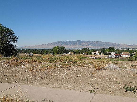2nd image of 945 N Nob Hill Dr