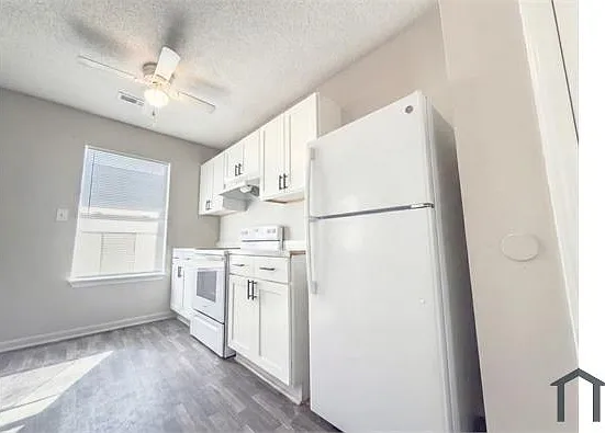 3 bed, 786 sqft, $1,950 — Photo 2