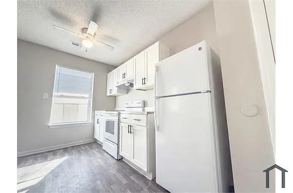 Photo 2 of 10 - 5640 Dobson St #3 - North Charleston, SC Building Photo - 5640 Dobson St #3