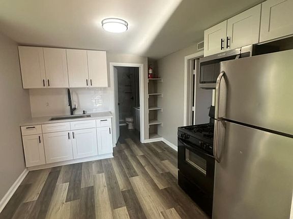 3rd image of 454 Greenwich St #2B