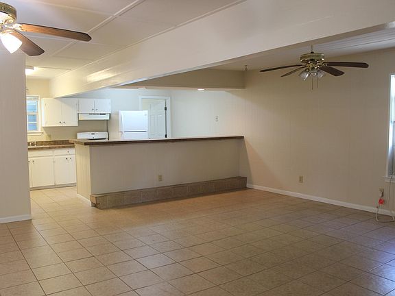 3rd image of 907 N Kossuth St