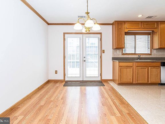 4th image of 1017 Charles St