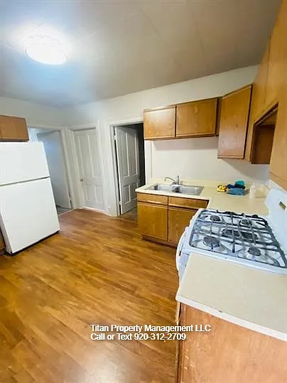 527 Merritt Avenue - 2 — Photo 2